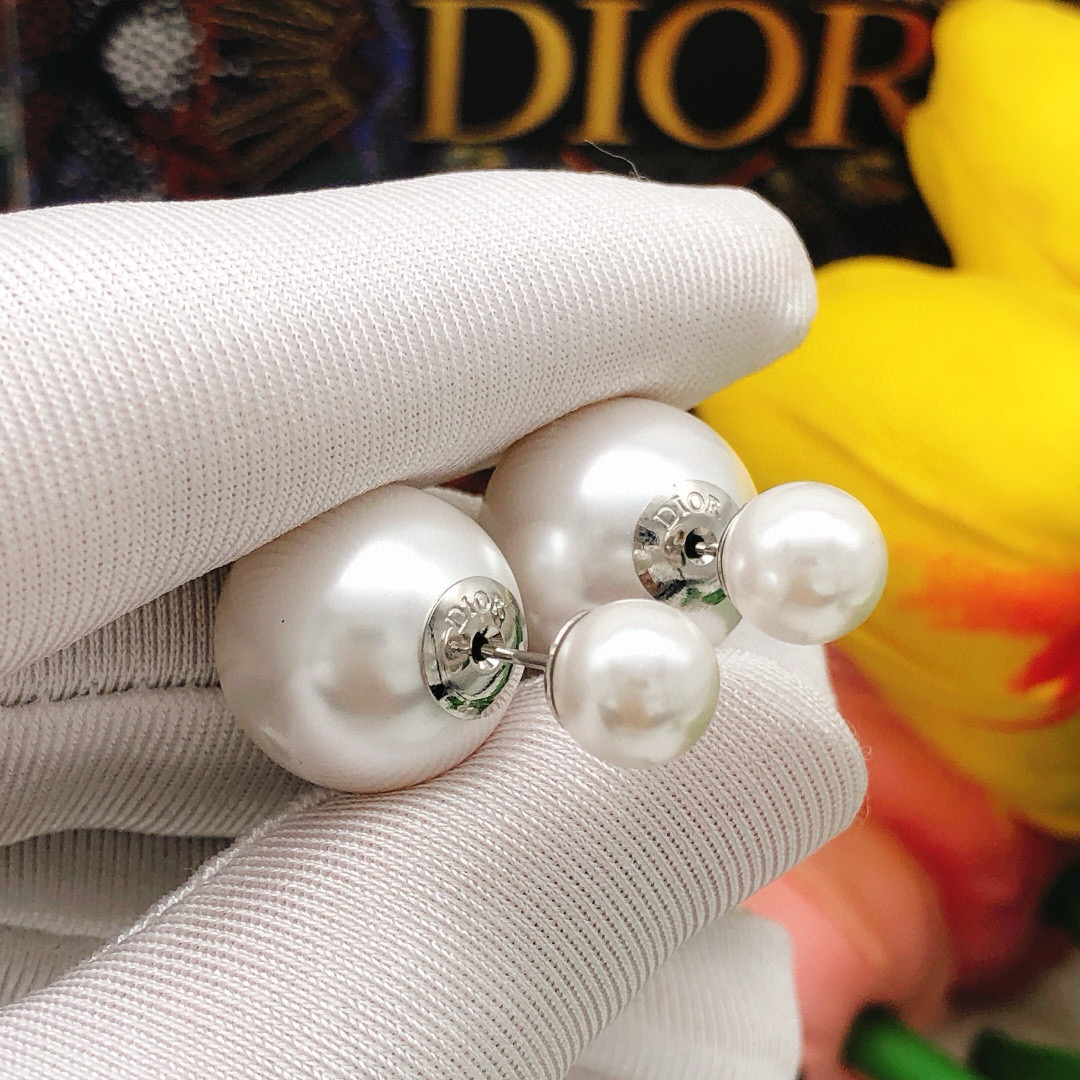 Dior CD大小珍珠银色耳钉 同款材质 925银针 Di0r 新款