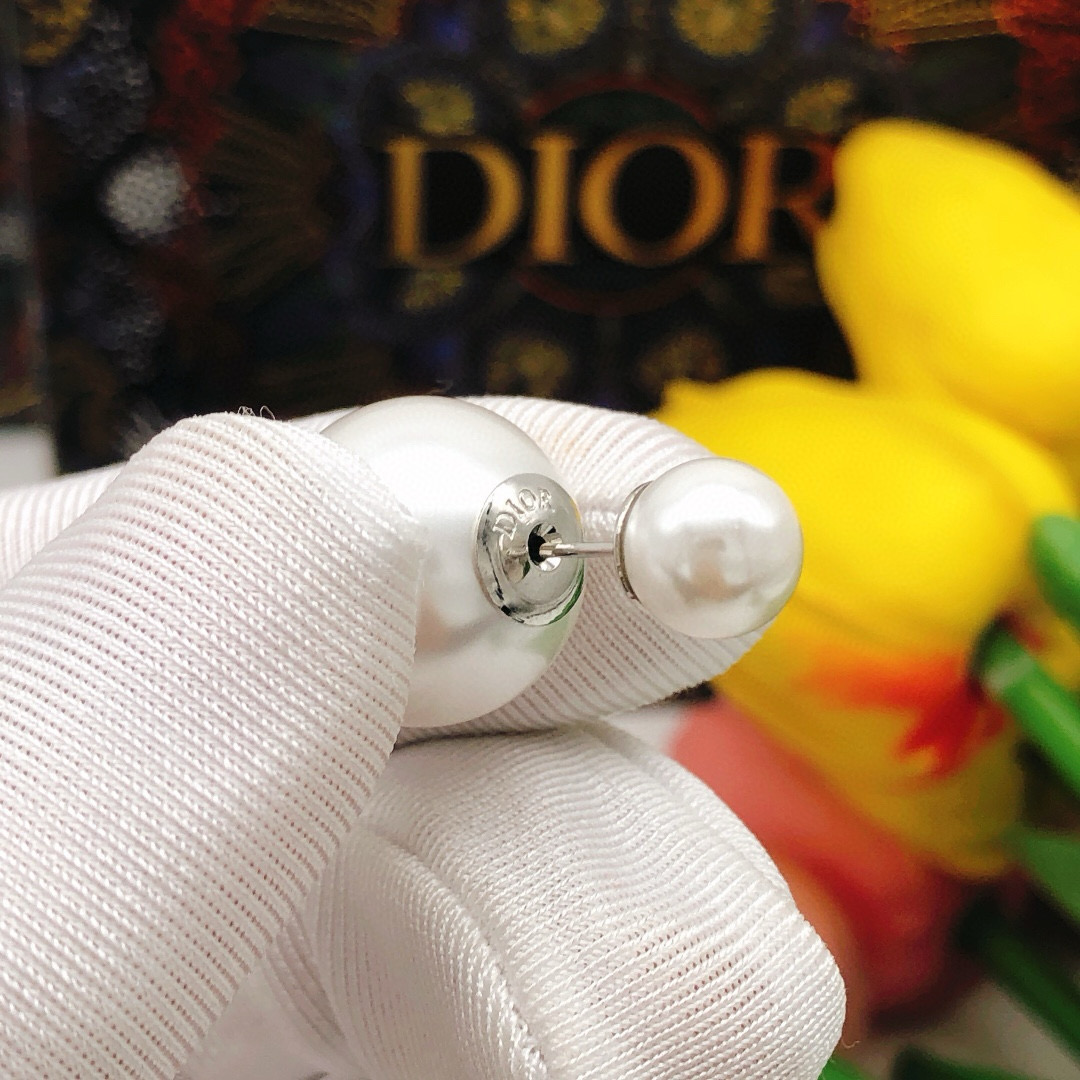 Dior CD大小珍珠银色耳钉 同款材质 925银针 Di0r 新款