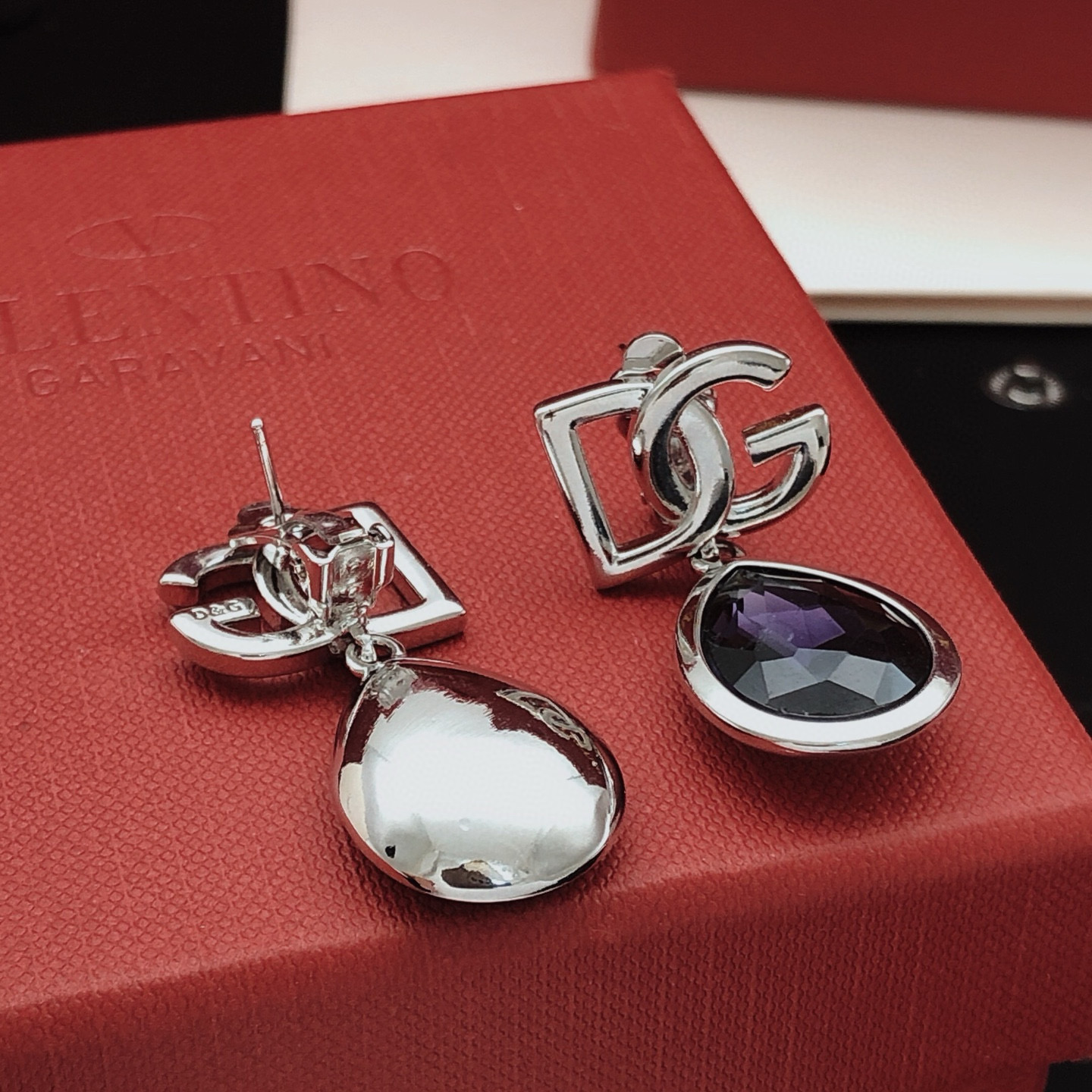 ❤️90包邮/原单代购级别
编号DGED0041
 【杜嘉班纳DG*最新款🆕🆕滴水紫色宝石水晶耳钉】一致ZP黄铜材质