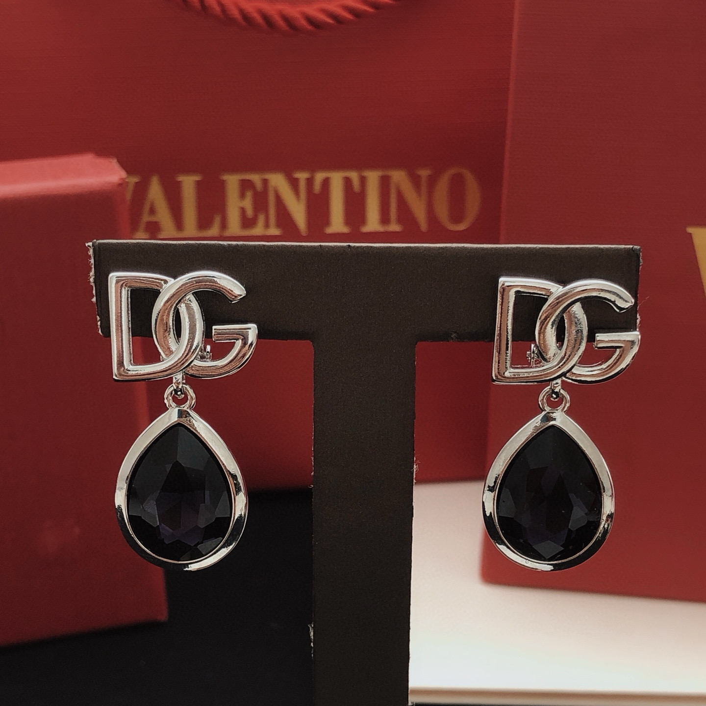 ❤️90包邮/原单代购级别
编号DGED0041
 【杜嘉班纳DG*最新款🆕🆕滴水紫色宝石水晶耳钉】一致ZP黄铜材质