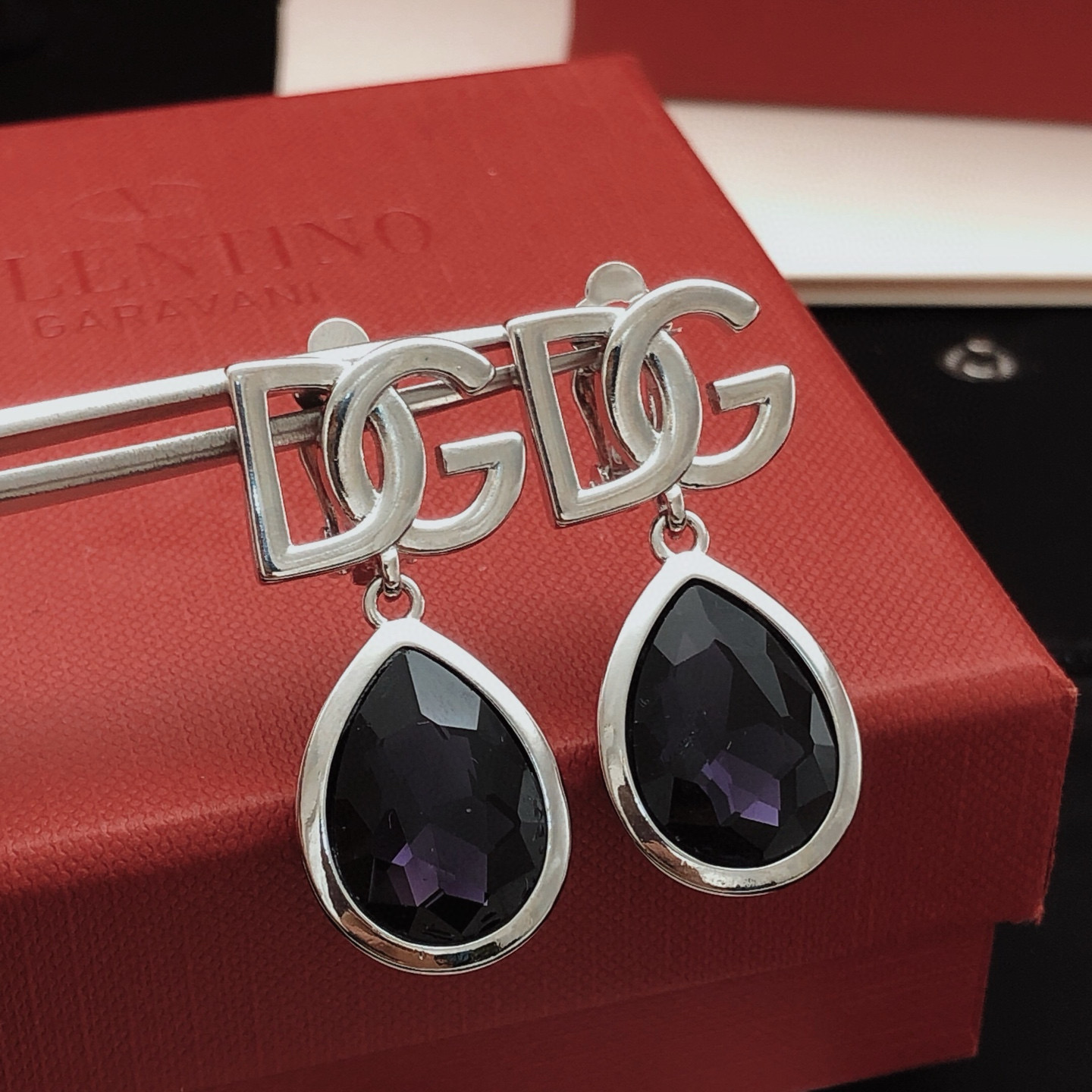 ❤️90包邮/原单代购级别
编号DGED0041
 【杜嘉班纳DG*最新款🆕🆕滴水紫色宝石水晶耳钉】一致ZP黄铜材质