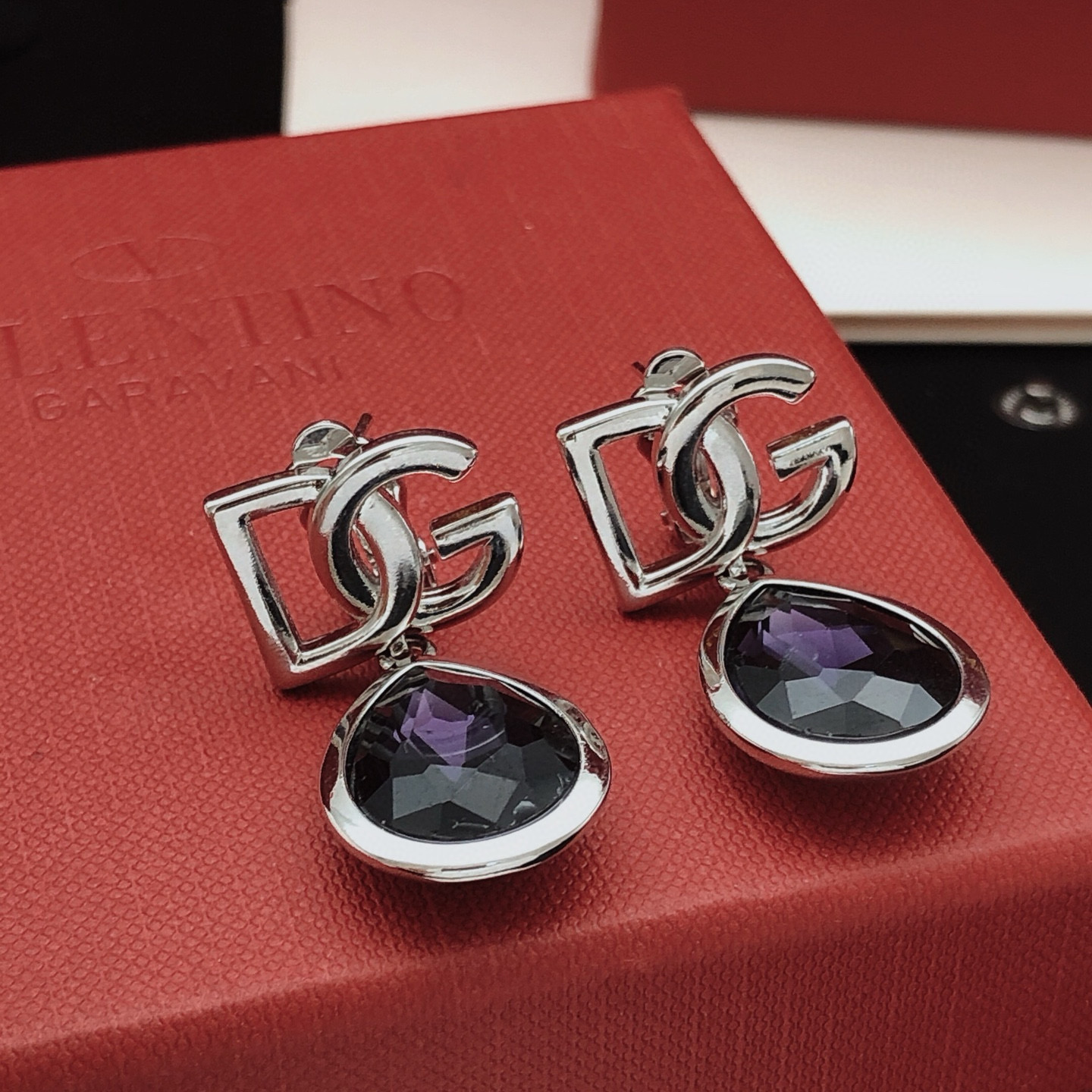 ❤️90包邮/原单代购级别
编号DGED0041
 【杜嘉班纳DG*最新款🆕🆕滴水紫色宝石水晶耳钉】一致ZP黄铜材质