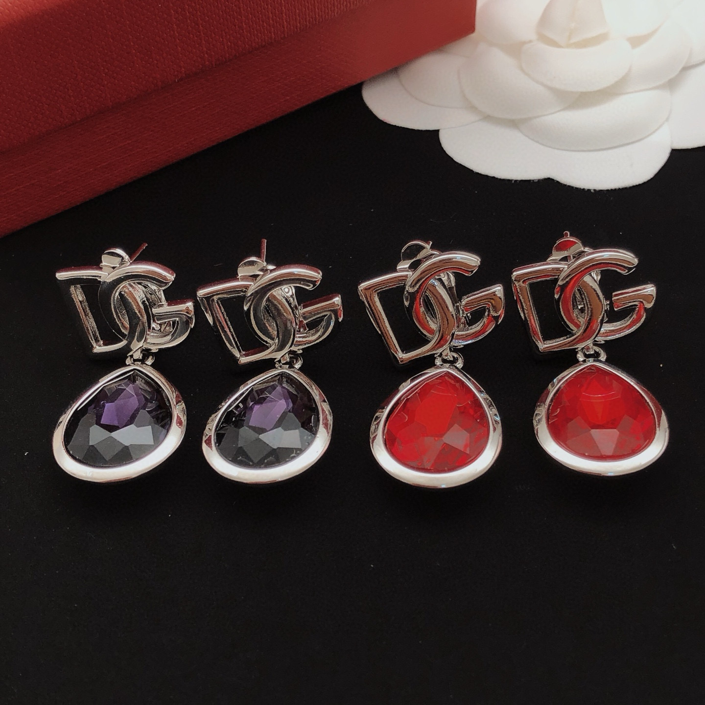 ❤️90包邮/原单代购级别
编号DGED0041
 【杜嘉班纳DG*最新款🆕🆕滴水紫色宝石水晶耳钉】一致ZP黄铜材质