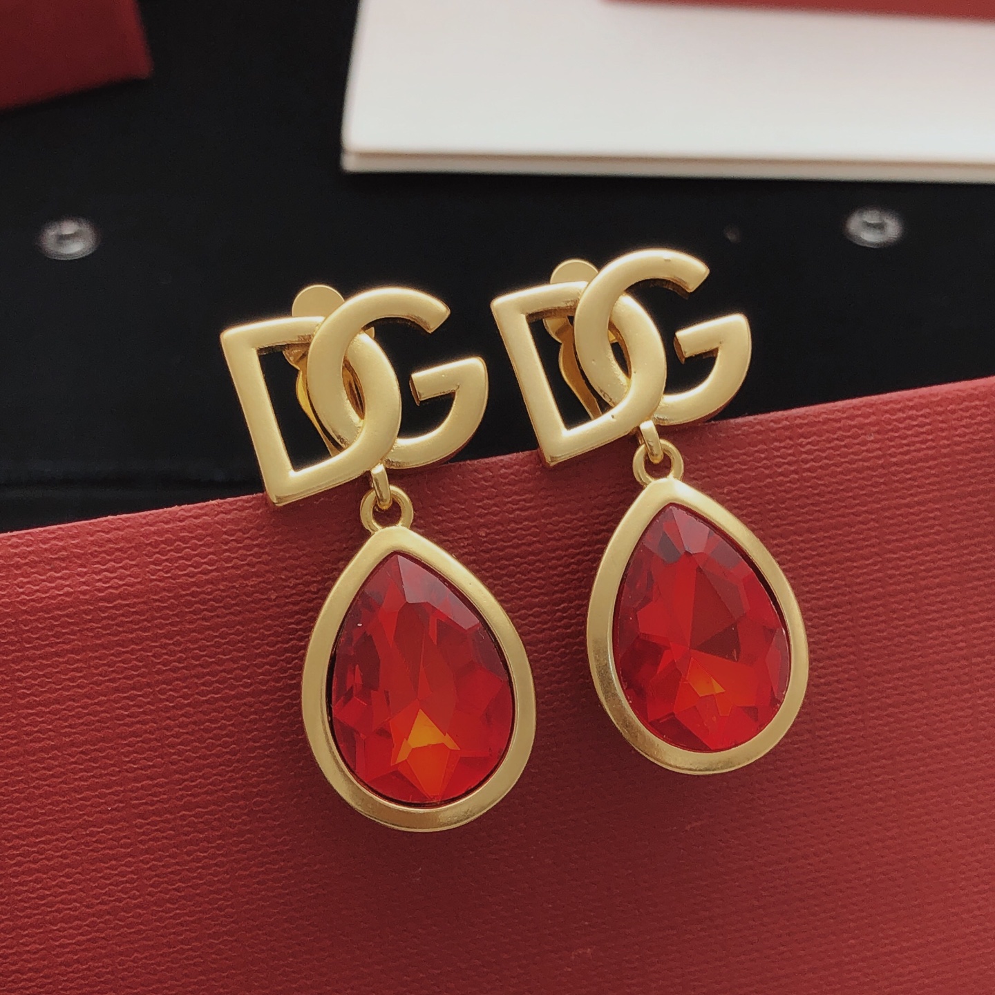 Número DGED0050 【DG*último modelo🆕🆕pendientes de gota de agua con cristal rojo】mismo material de latón que ZP