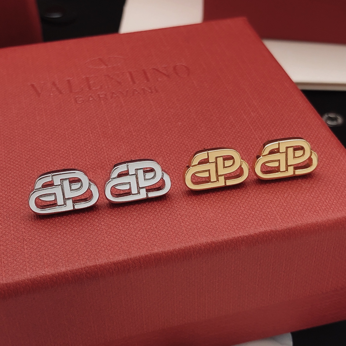 Number BED0008Balenciag's latest model 🆕🆕 Mini smooth earrings made of c - Comprehensive 8