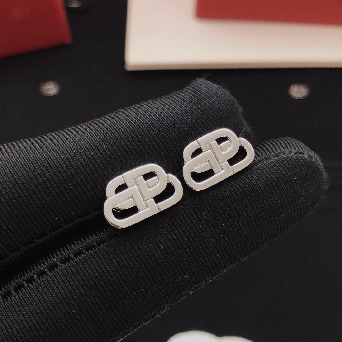 Number BED0009Balenciag's latest model 🆕🆕 Mini smooth earrings made of c - Comprehensive 2