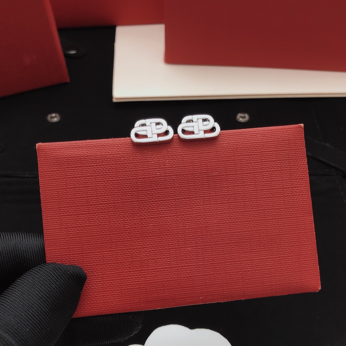 Number BED0009Balenciag's latest model 🆕🆕 Mini smooth earrings made of c - Comprehensive 3