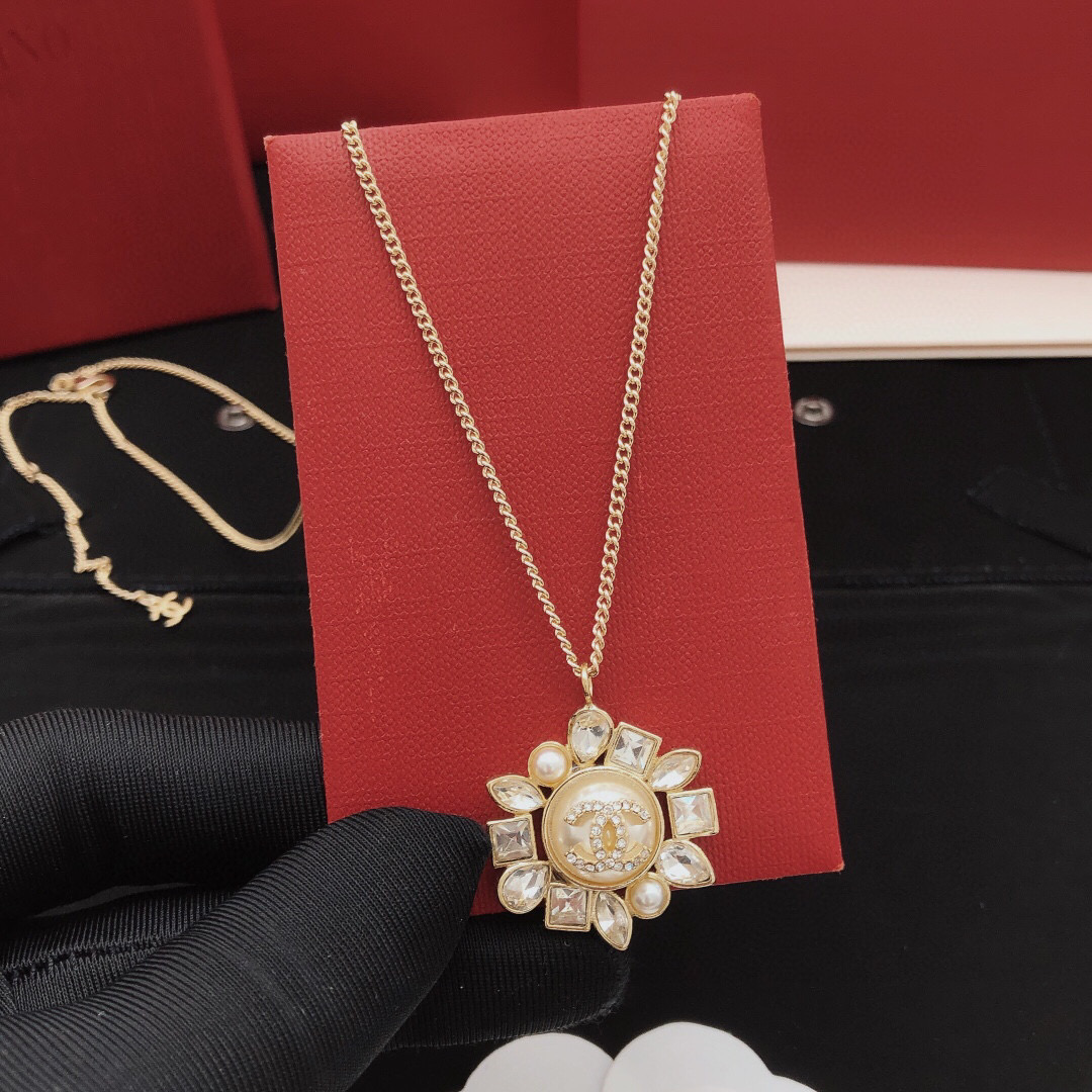 Chrome Hearts Ch@nel 新款双C珍珠太阳花马眼项链 毛衣链 采用琉璃珍珠与施华洛水晶点缀