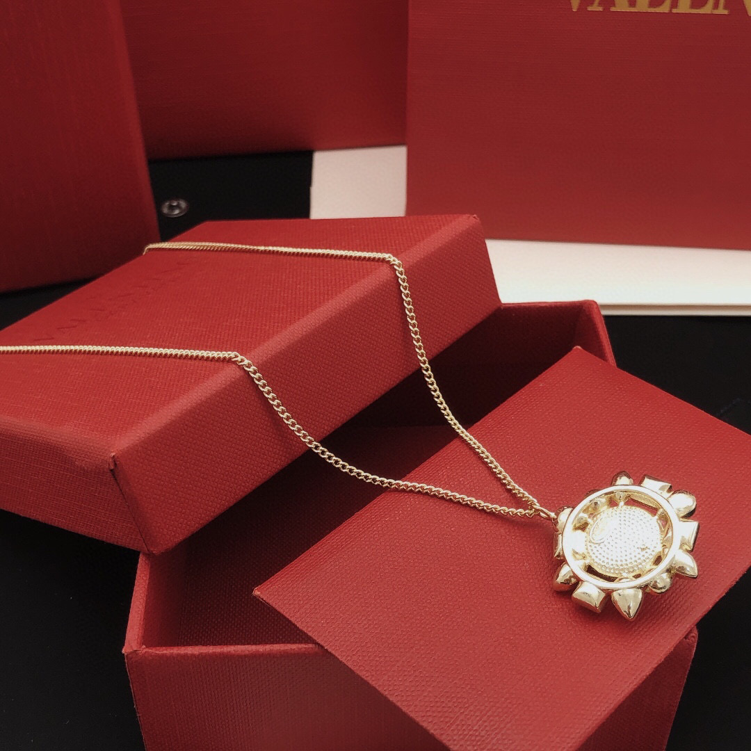 Chrome Hearts Ch@nel 新款双C珍珠太阳花马眼项链 毛衣链 采用琉璃珍珠与施华洛水晶点缀