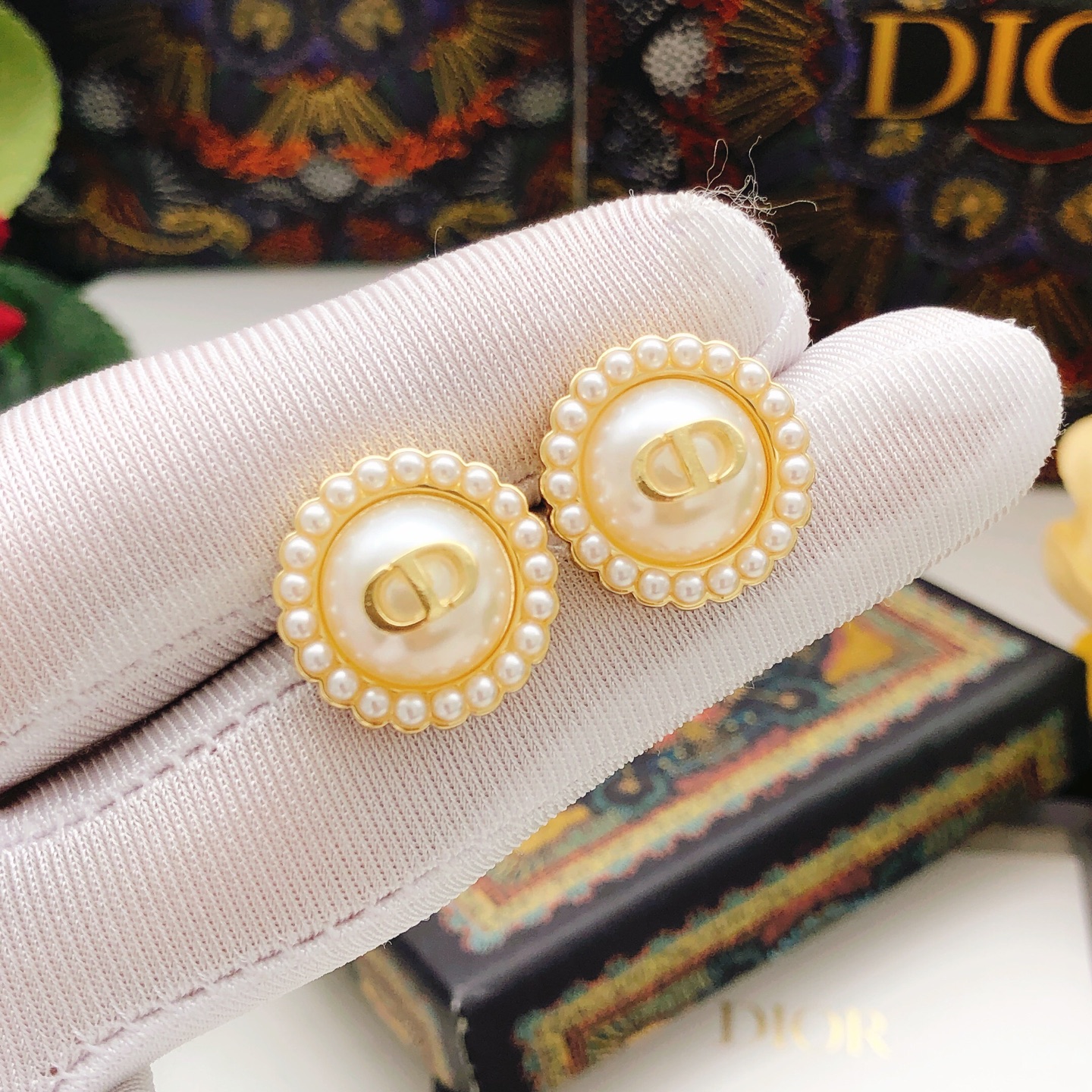 Dior 迪奥DIOR 新品圆形CD紫色米珠耳钉紫色高端品质 1:1开模 同黄铜材质 高级925银针防过敏处理