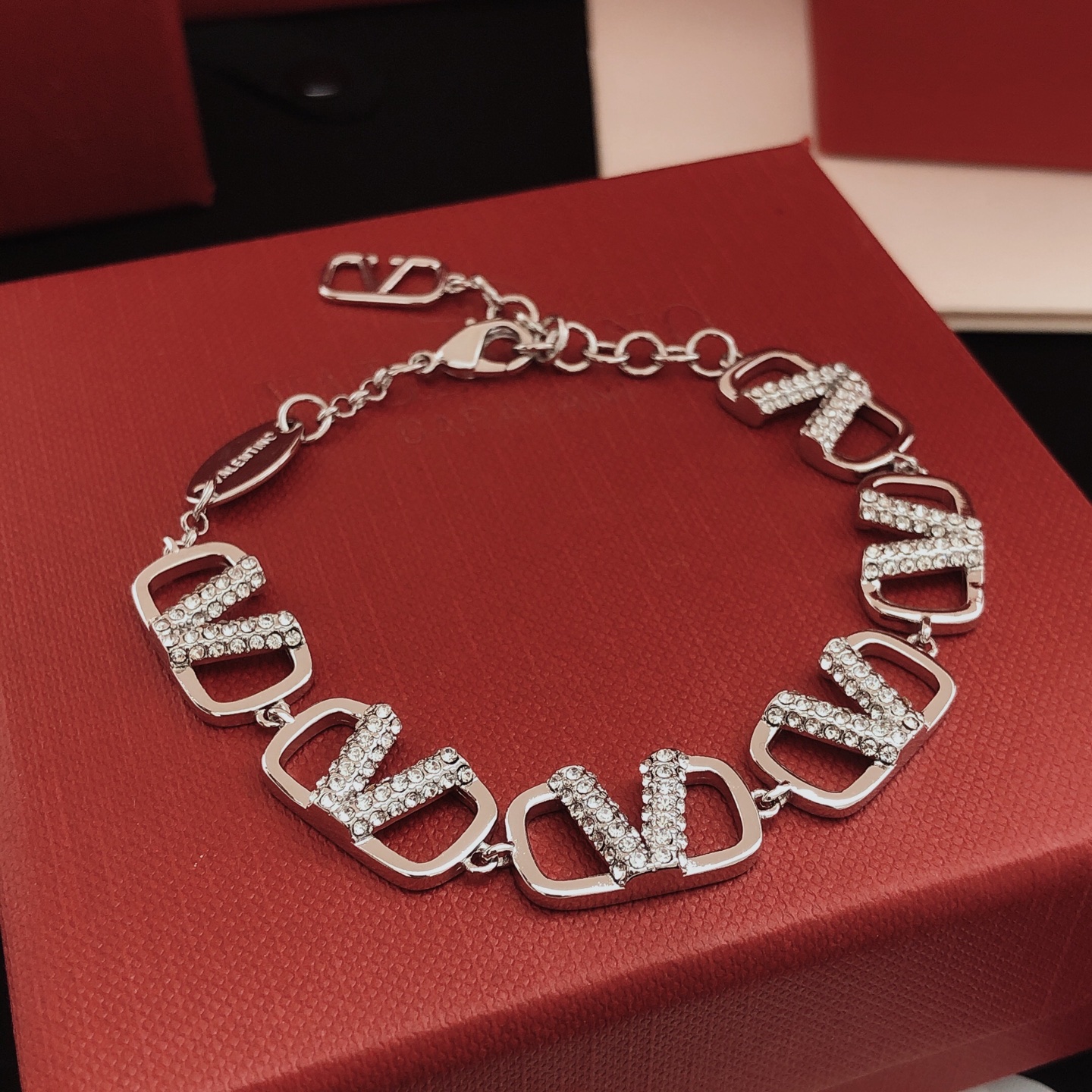 N.º VSL0057 【ValenTi*o último modelo 🆕🆕 pulsera con diamantes en forma de V】 consistente con material de latón ZP