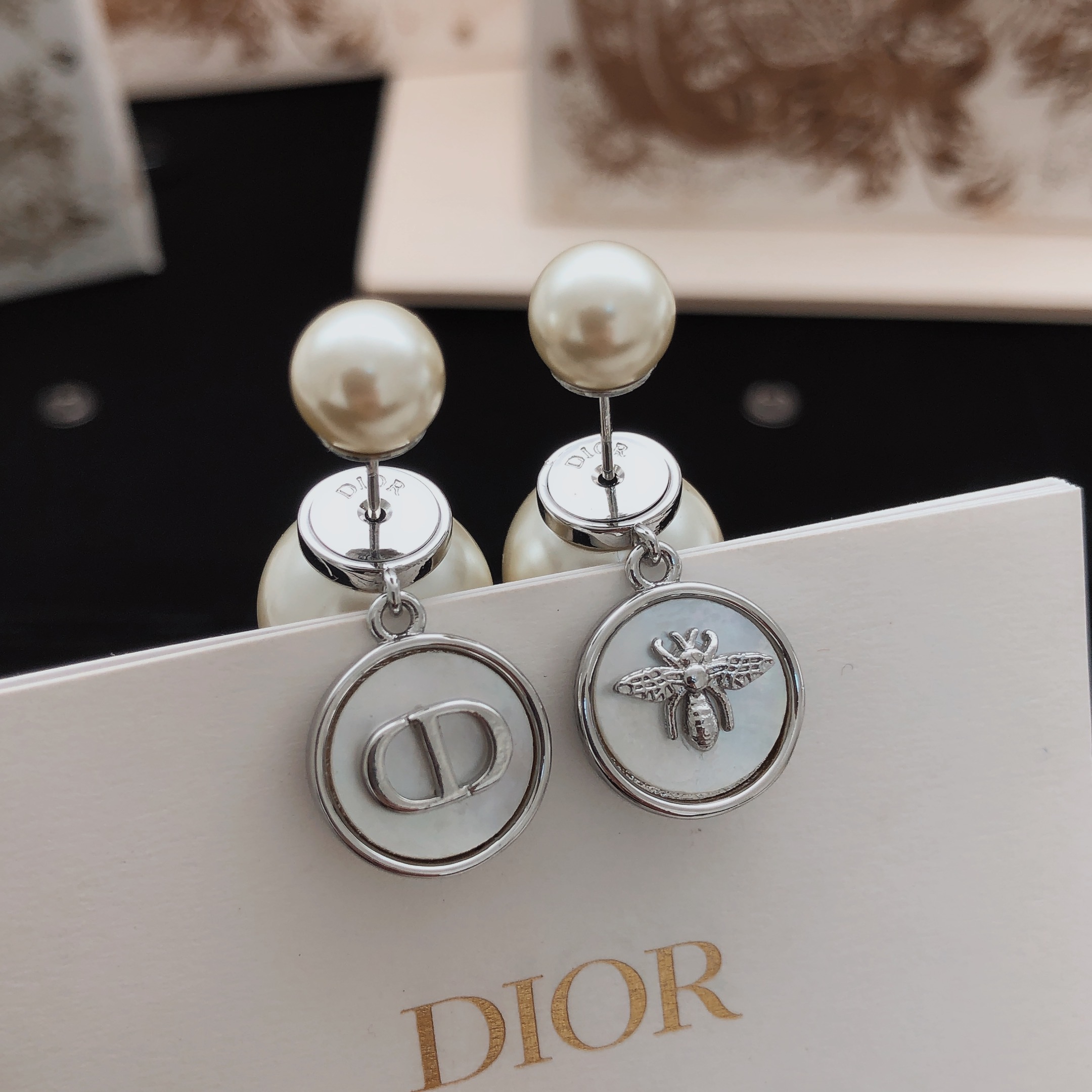 Número DED0284 【dio*último modelo🆕🆕pendientes de abeja redondos blancos】mismo ZP latón