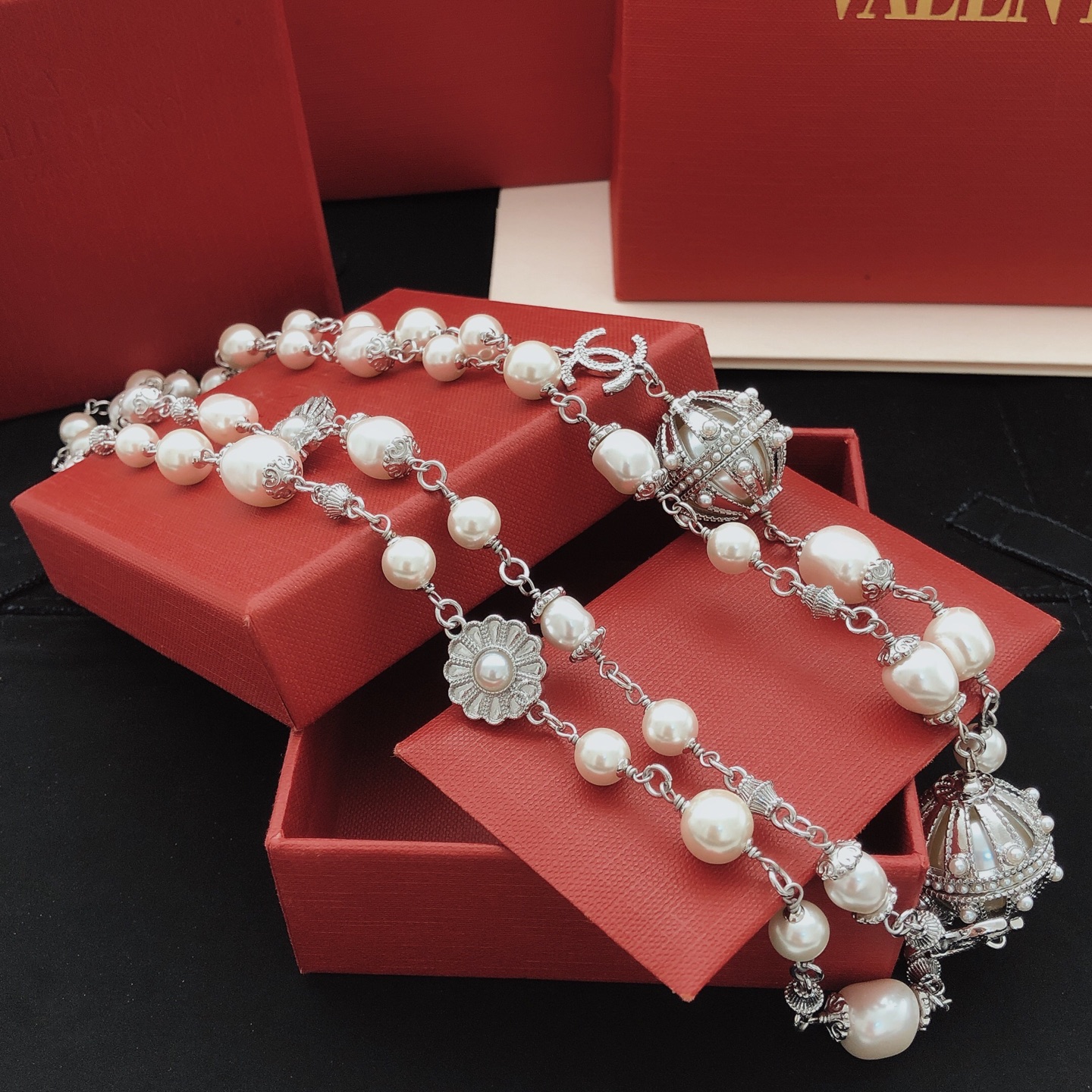 ❤️180包邮/原单代购级别
编号XXL0867
 【香奈儿ch*nel最新款🆕🆕圆球形珍珠毛衣链】一致ZP黄铜材质