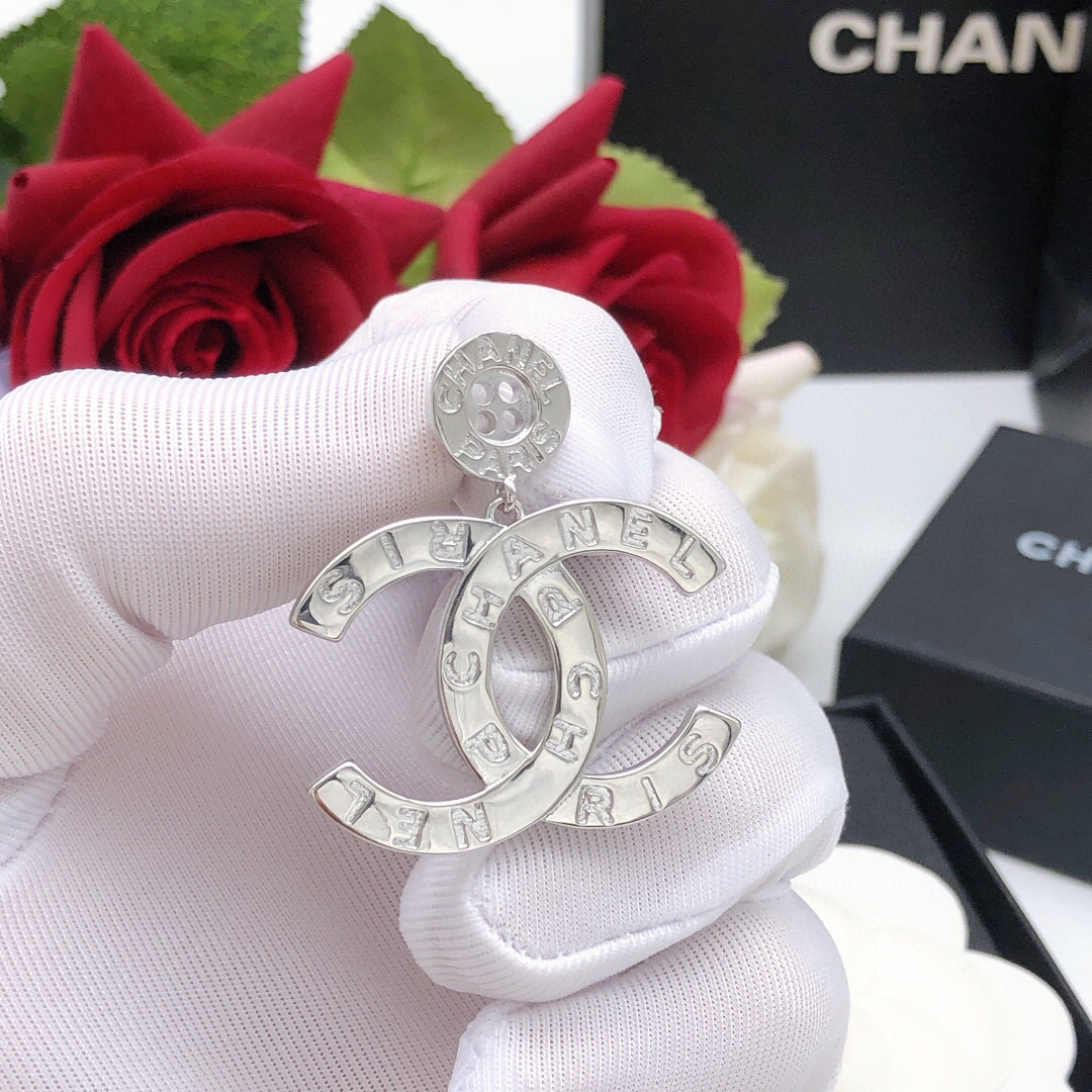 Chanel CHANEL 新品 小香纽扣双c耳钉 高端品质 1:1开模 同黄铜材质 光面高级925银针防过敏处理