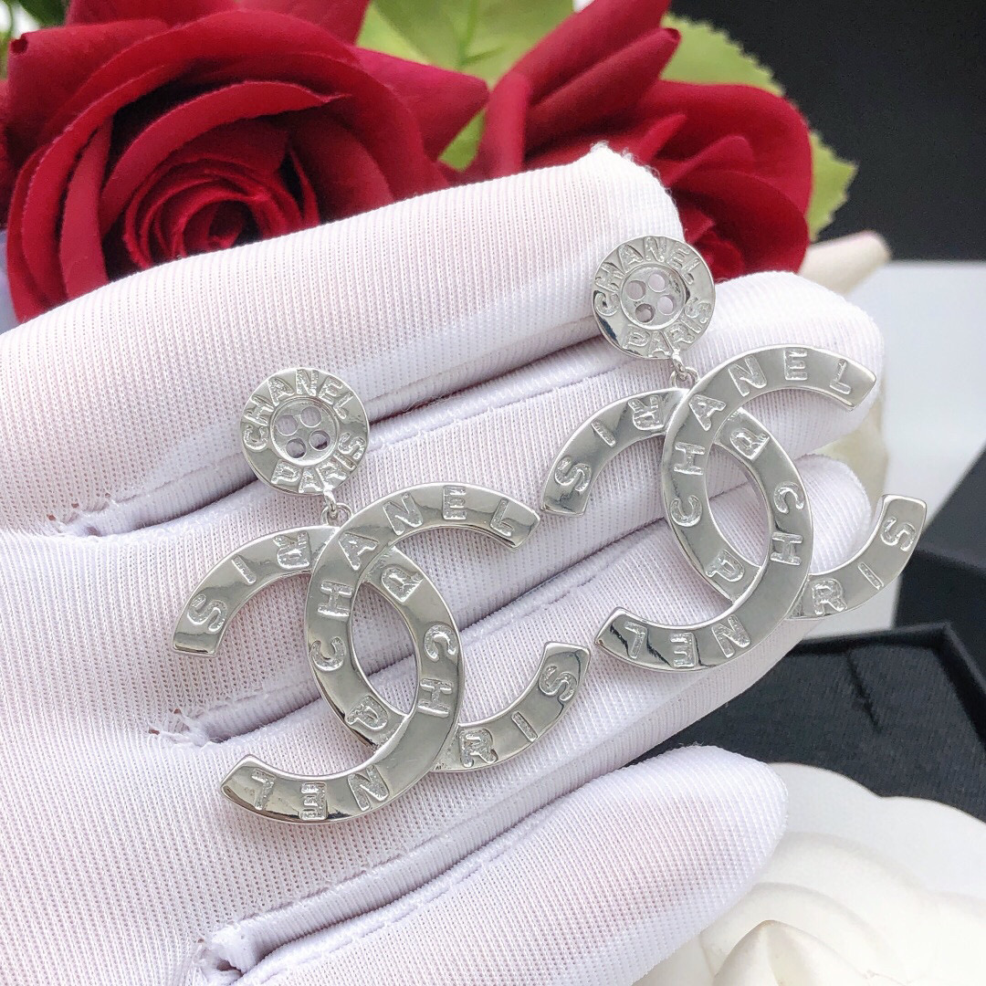 Chanel CHANEL 新品 小香纽扣双c耳钉 高端品质 1:1开模 同黄铜材质 光面高级925银针防过敏处理