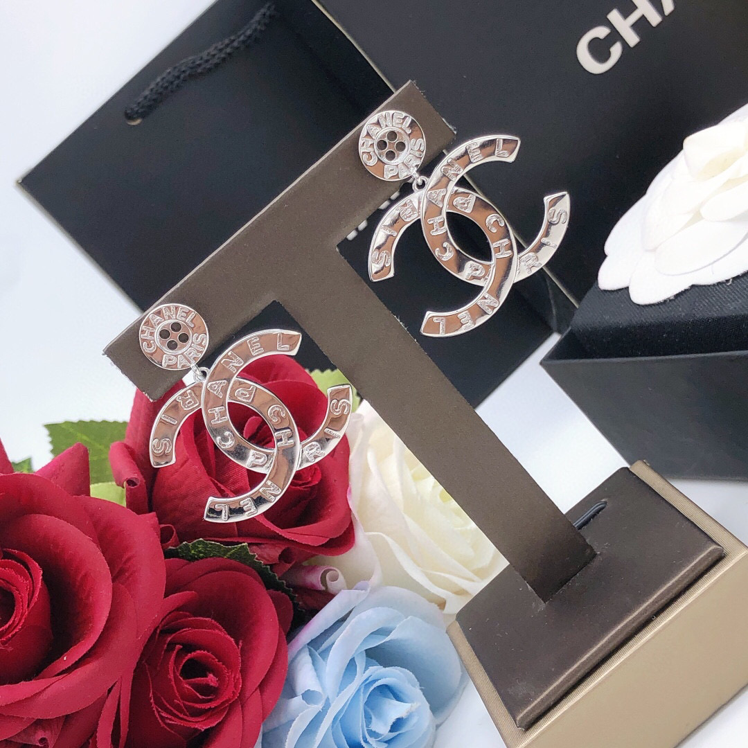 Chanel CHANEL 新品 小香纽扣双c耳钉 高端品质 1:1开模 同黄铜材质 光面高级925银针防过敏处理