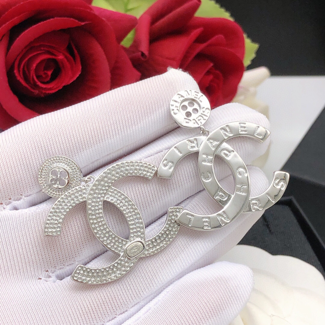 Chanel CHANEL 新品 小香纽扣双c耳钉 高端品质 1:1开模 同黄铜材质 光面高级925银针防过敏处理