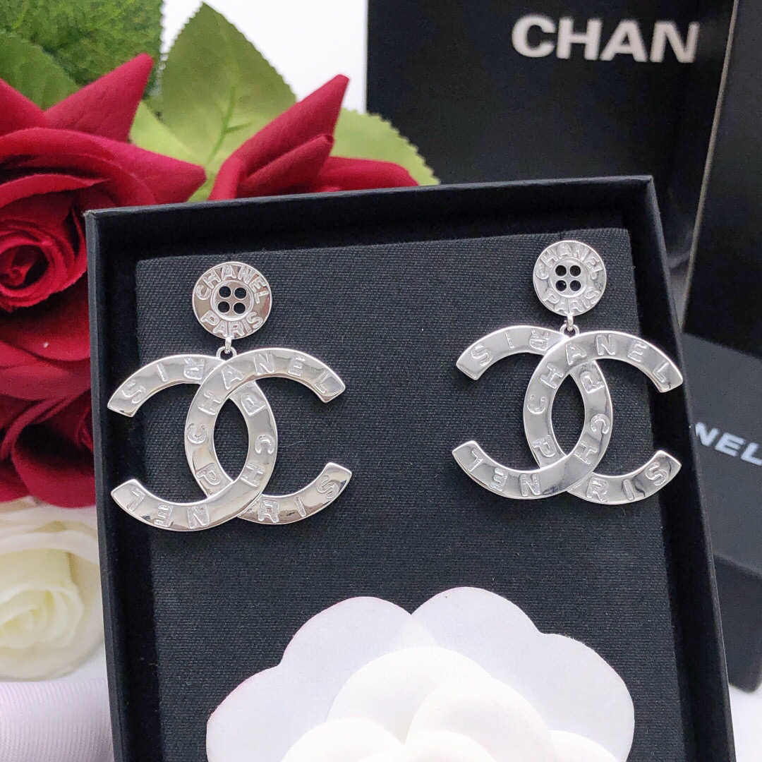 Chanel CHANEL 新品 小香纽扣双c耳钉 高端品质 1:1开模 同黄铜材质 光面高级925银针防过敏处理