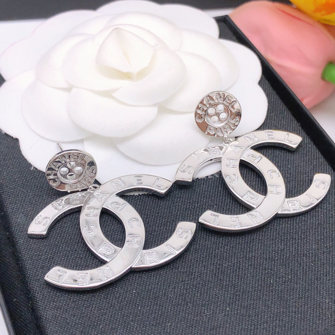 Chanel CHANEL 新品 小香纽扣双c耳钉 高端品质 1:1开模 同黄铜材质 光面高级925银针防过敏处理