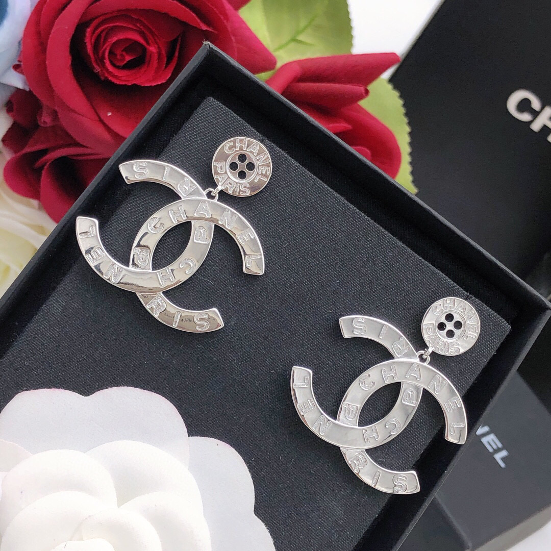Chanel CHANEL 新品 小香纽扣双c耳钉 高端品质 1:1开模 同黄铜材质 光面高级925银针防过敏处理