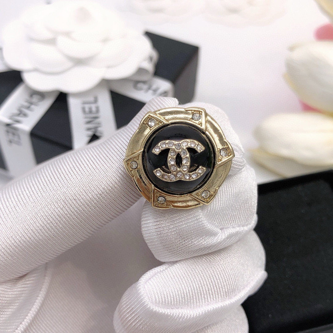Chanel 2025春夏新 黑色圆形小香耳钉
