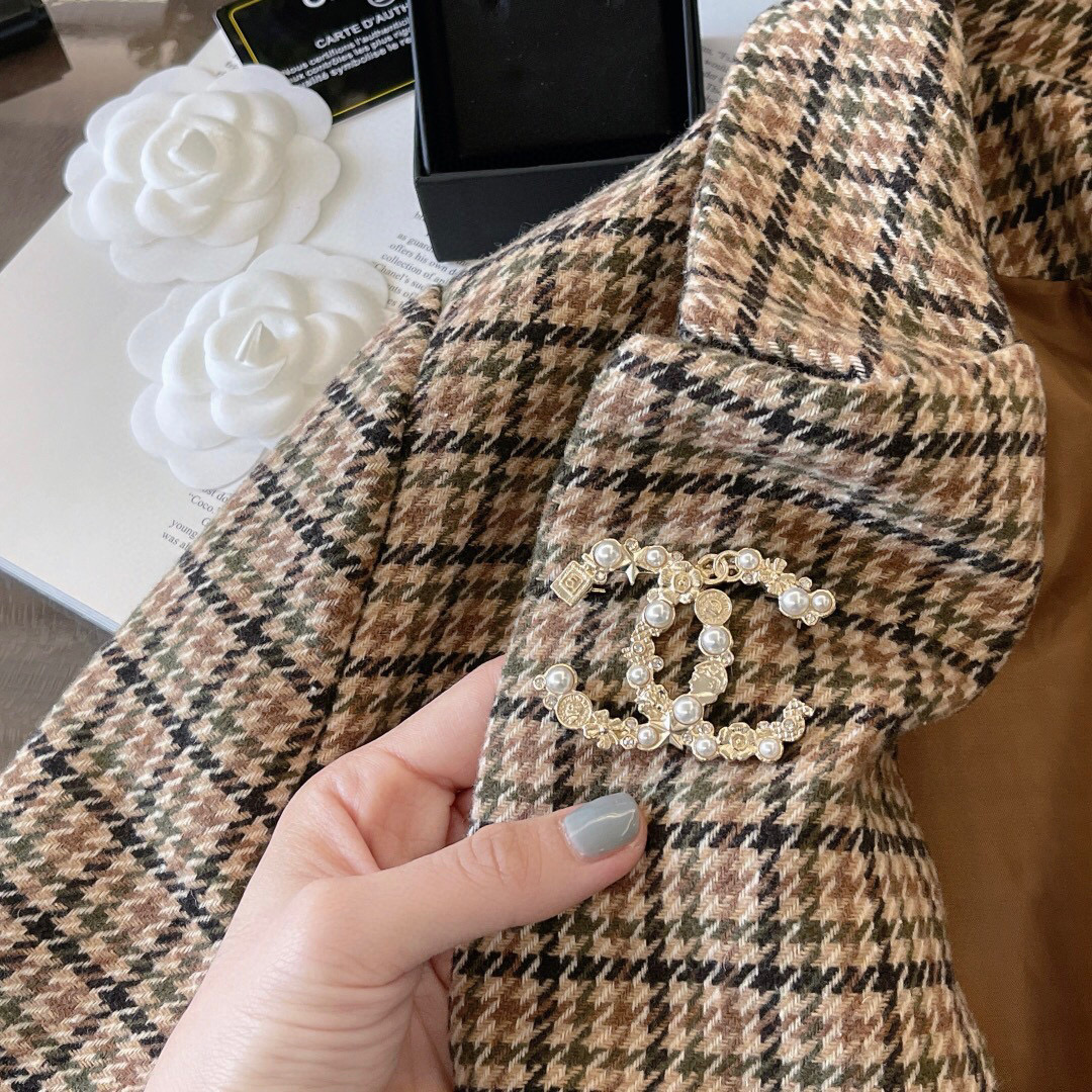 CHANEL 小香香水瓶5字胸针 2