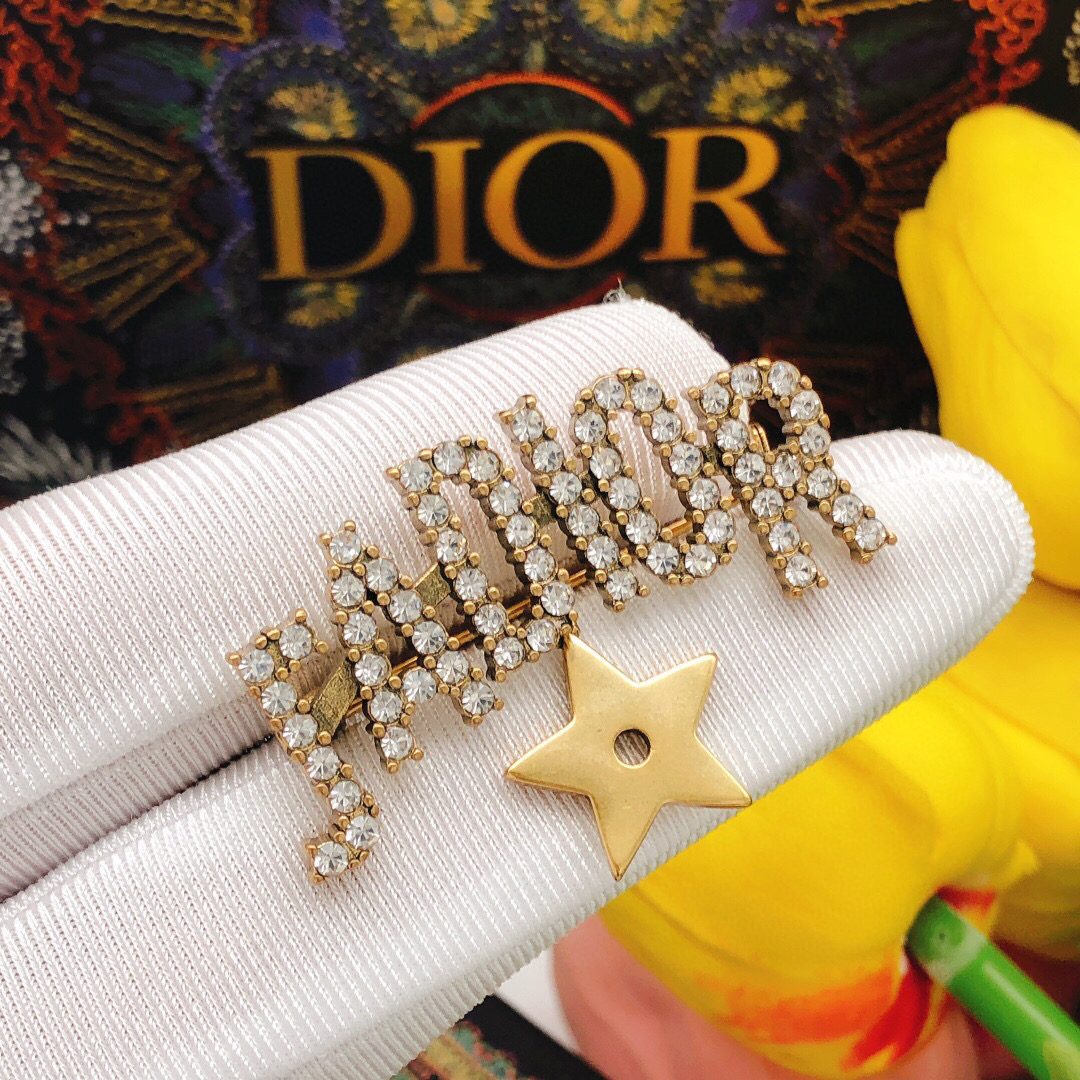 Dior Christian Dior迪奥人气 字母胸针 明星的最爱 日常穿搭十分适合的一款配饰