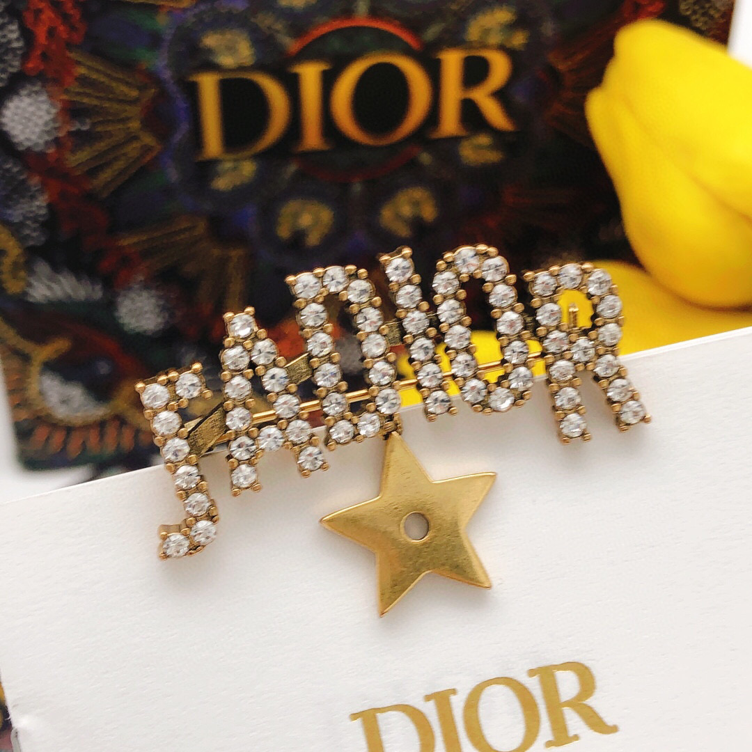 Dior Christian Dior迪奥人气 字母胸针 明星的最爱 日常穿搭十分适合的一款配饰