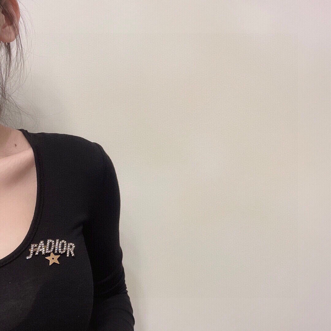 Dior Christian Dior迪奥人气 字母胸针 明星的最爱 日常穿搭十分适合的一款配饰