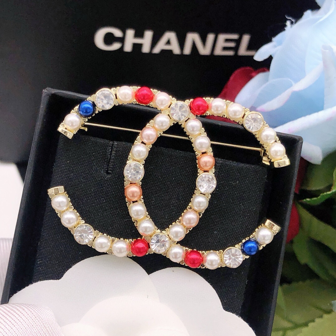 CHANEL Multicolored Bead Interlocking CC Brooch - Comprehensive