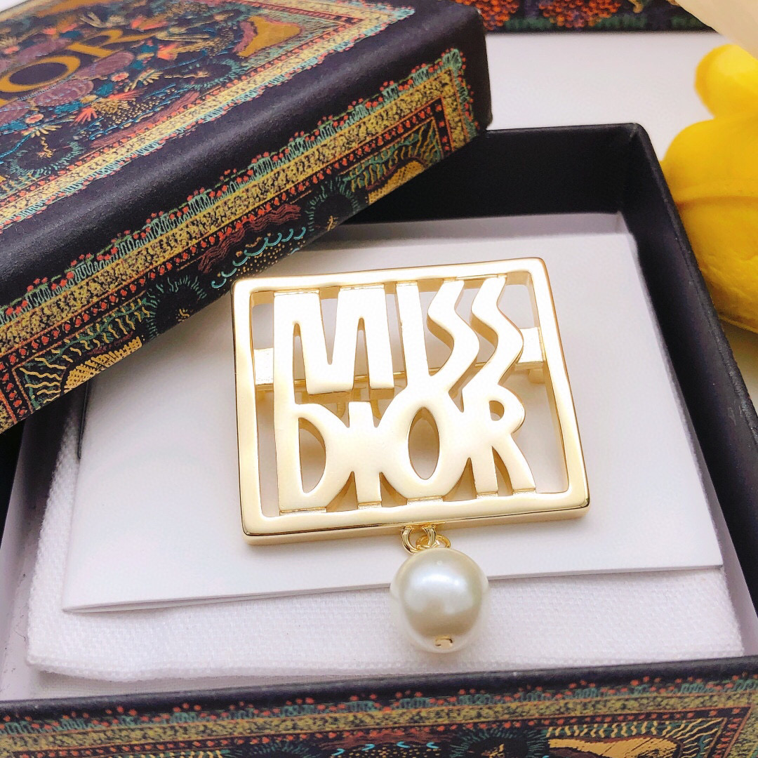 ❤️85包邮/原单代购级别
编号DXZ0059
 【迪奥dio*最新款🆕🆕吊珍珠胸针】一致ZP黄铜材质
