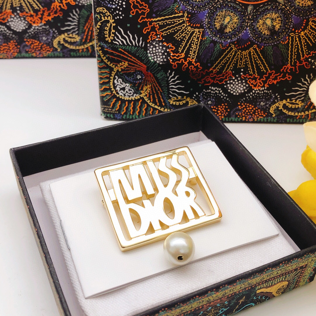 ❤️85包邮/原单代购级别
编号DXZ0059
 【迪奥dio*最新款🆕🆕吊珍珠胸针】一致ZP黄铜材质