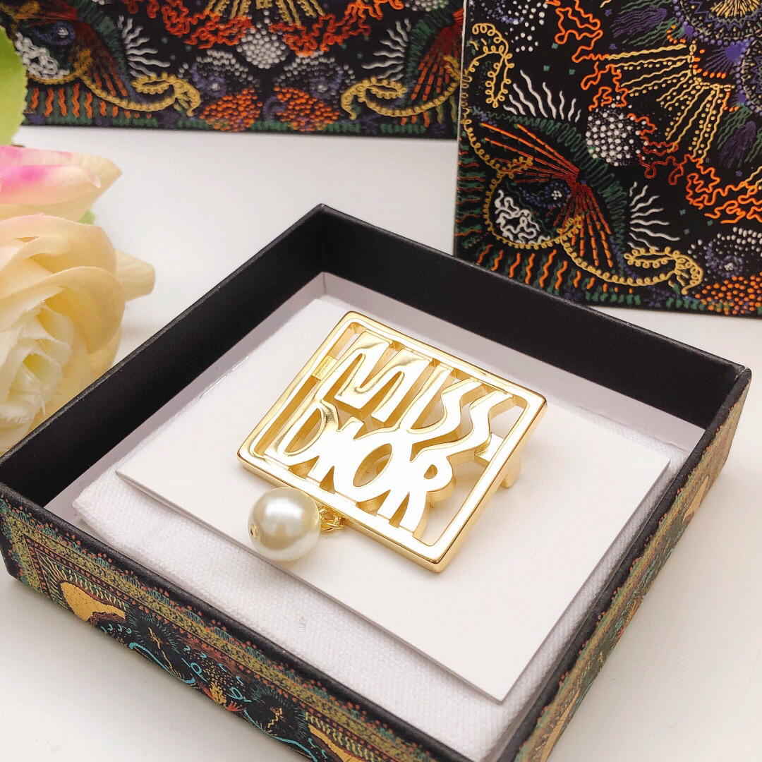 ❤️85包邮/原单代购级别
编号DXZ0059
 【迪奥dio*最新款🆕🆕吊珍珠胸针】一致ZP黄铜材质