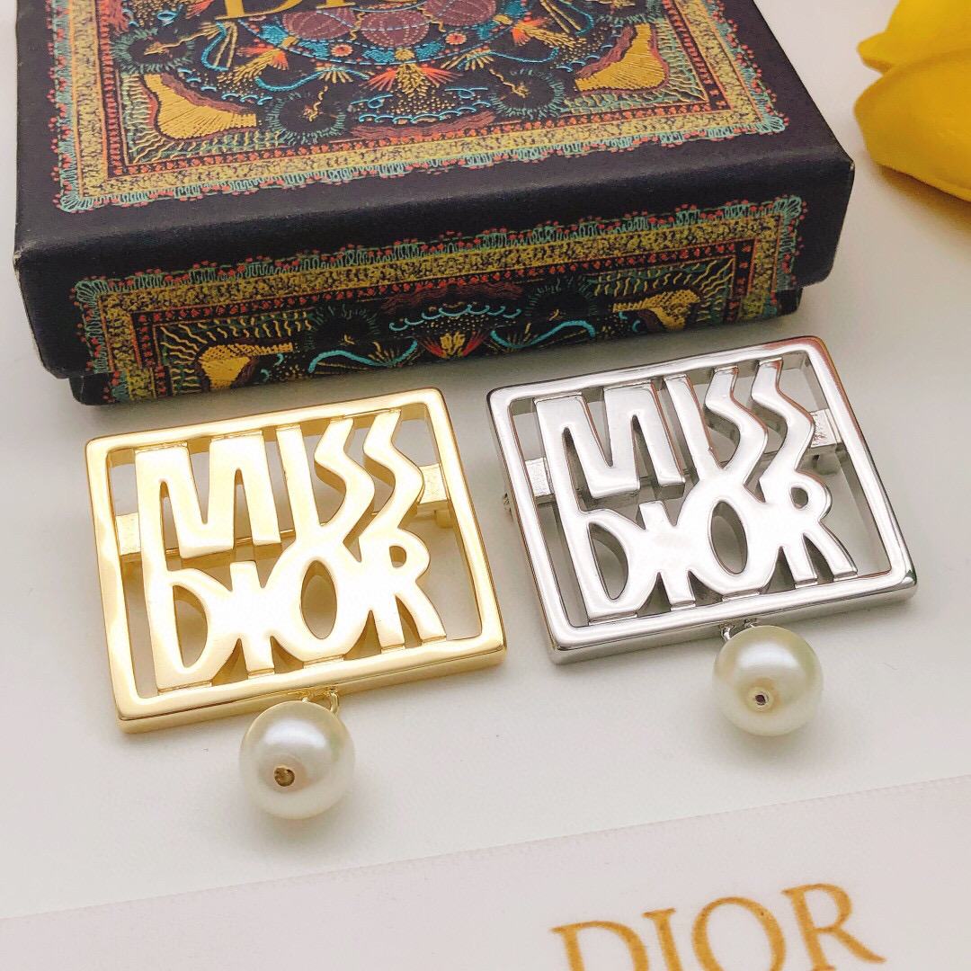 ❤️85包邮/原单代购级别
编号DXZ0059
 【迪奥dio*最新款🆕🆕吊珍珠胸针】一致ZP黄铜材质