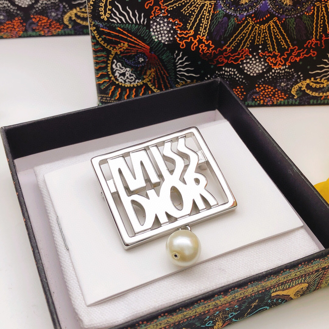 ❤️85包邮/原单代购级别
编号DXZ0060
 【迪奥dio*最新款🆕🆕吊珍珠胸针】一致ZP黄铜材质