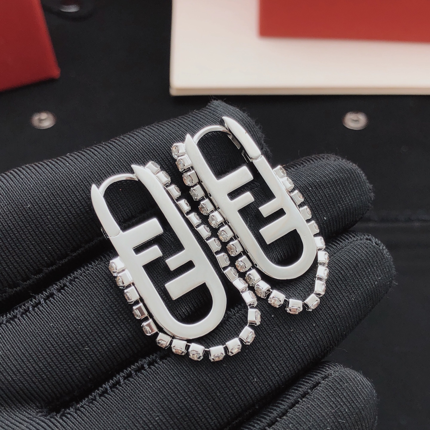 Número FDED0123 【FEND*último modelo🆕🆕aretes de gancho con flecos pulidos】mismo material de latón ZP
