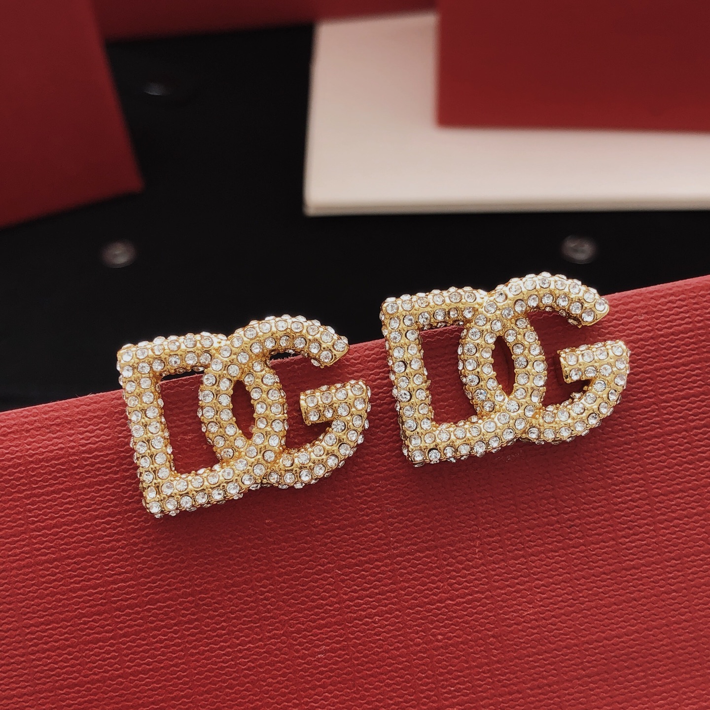 Número DGED0058 【DG*último modelo 🆕🆕 pendientes con diamantes incrustados】mismo material de latón ZP