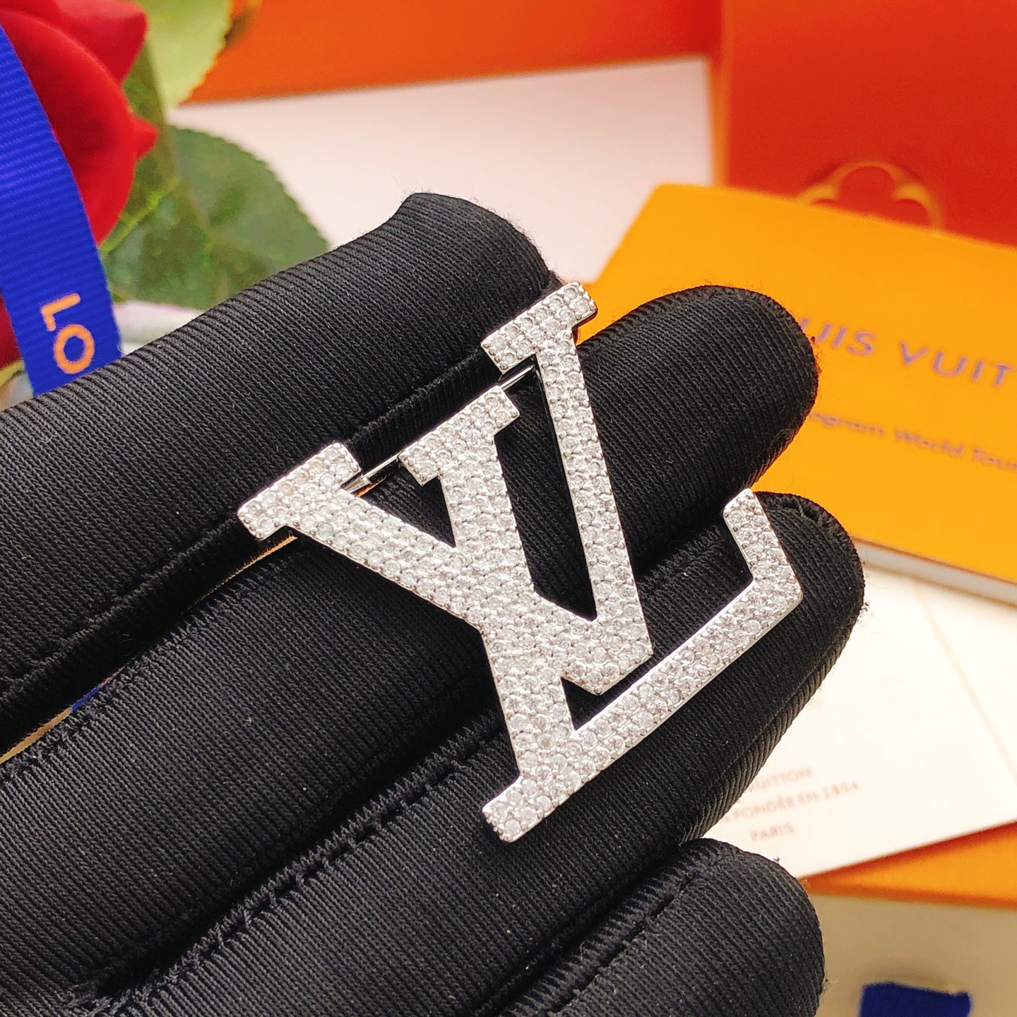 N.º LXZ0028 【Lv*último modelo🆕🆕Broche plateado con diamantes】Consistente con ZP, latón