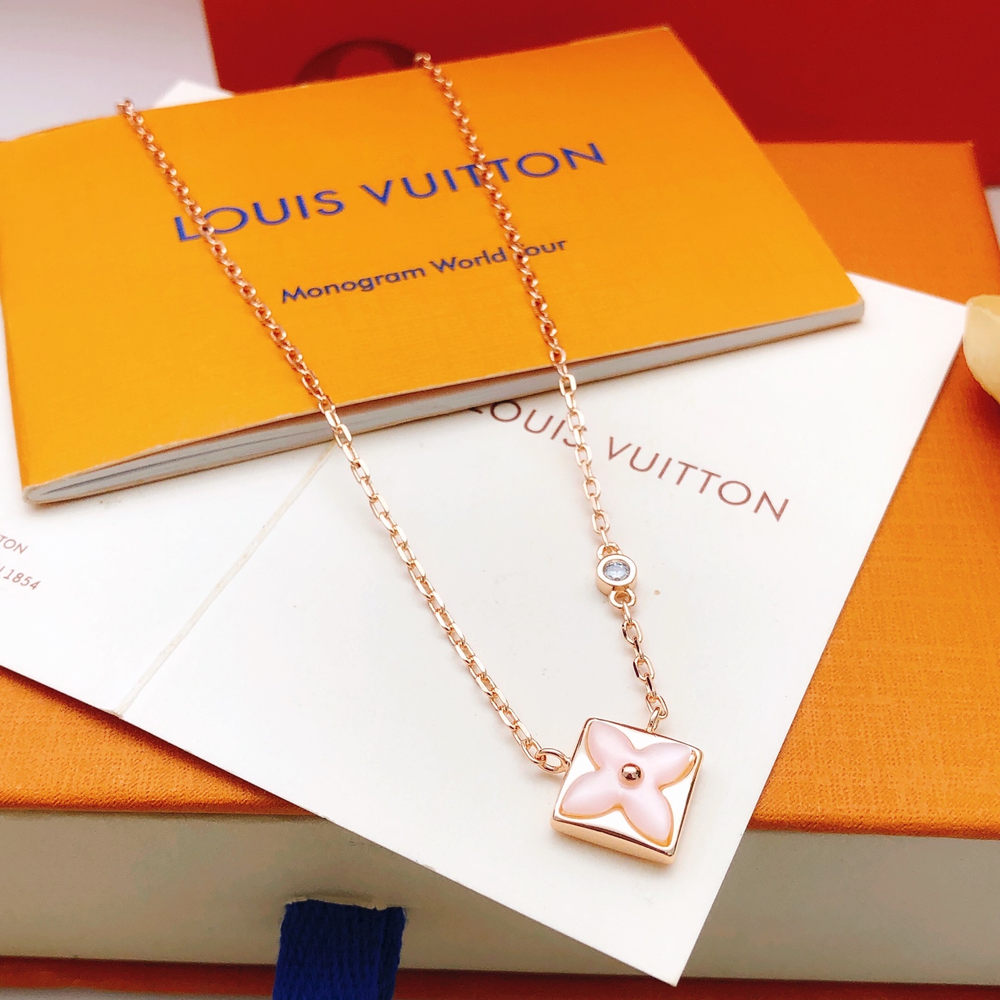 Número LXL0365 【Lv*último modelo🆕🆕 collar de oro rosa, rosa, nácar rosa con monograma】 consistente con material de la…