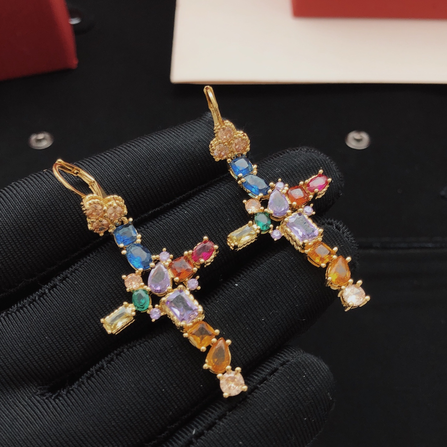 Número DGED0062 【DG*último modelo🆕🆕 Pendientes de cruz con diamantes de colores】Mismo material de latón que ZP