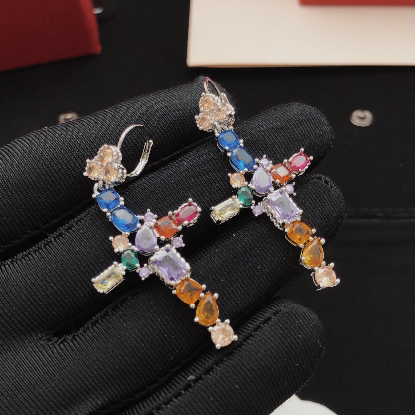 Número DGED0063 【DG*último modelo🆕🆕aretes de cruz con diamantes de colores】consistente con ZP latón