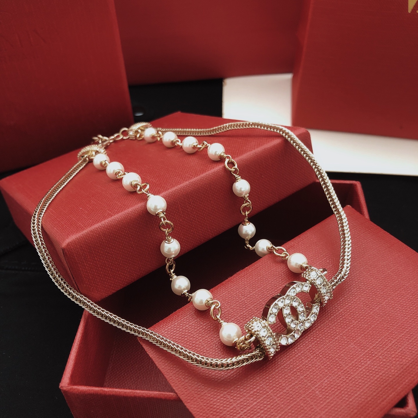 Chanel 𝑪𝒉𝒂𝒏𝒆𝒍 24K新款淡金色满钻双C珍珠双层项链choker