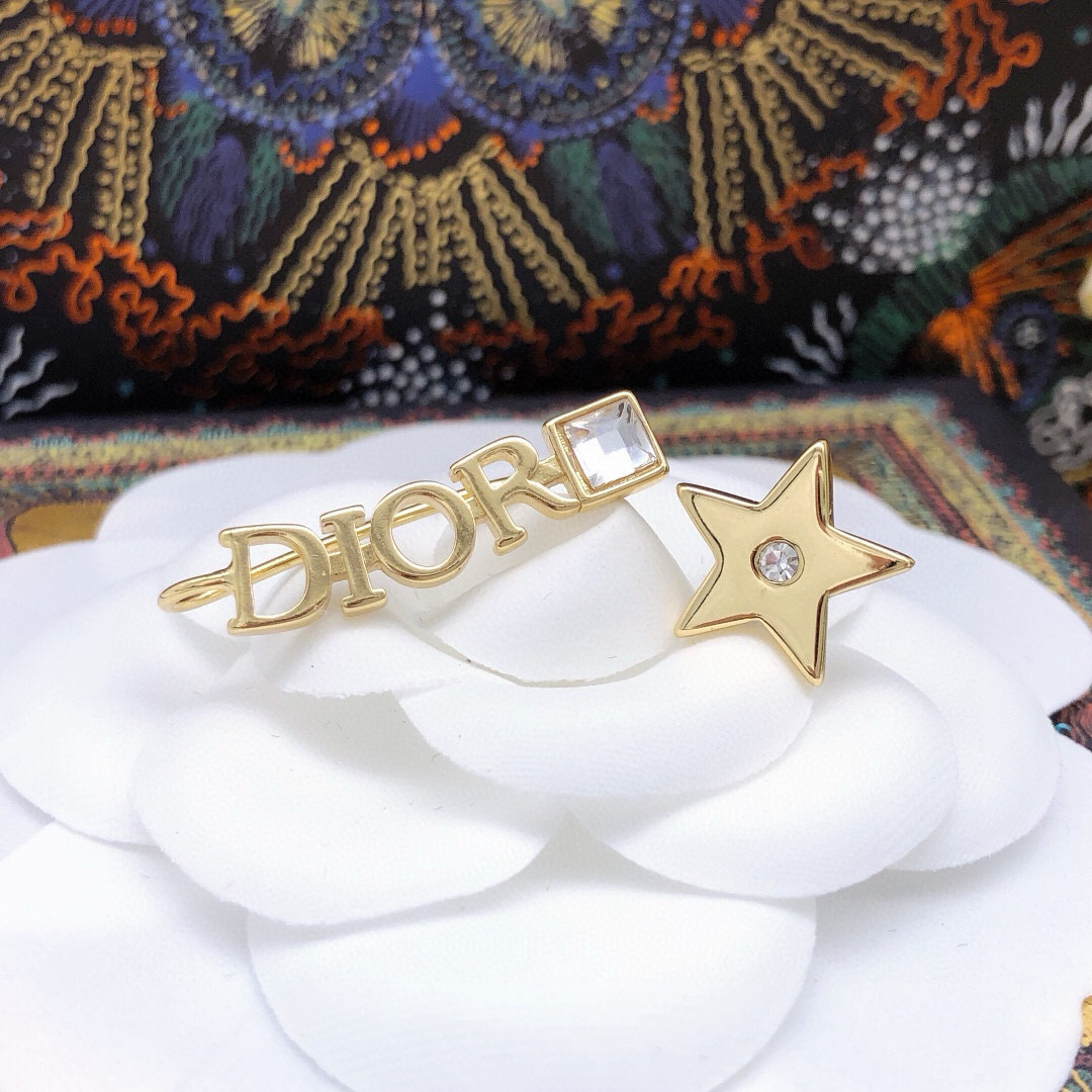 Dior 迪奥 新品 DIOR镶钻星星不对称耳钉 高端品质 1:1开模 同黄铜材质 高级925银针防过敏处理
