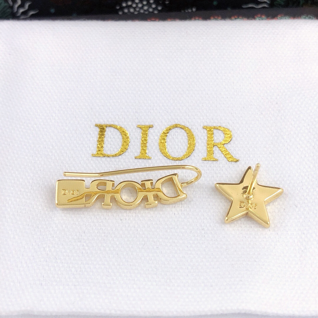Dior 迪奥 新品 DIOR镶钻星星不对称耳钉 高端品质 1:1开模 同黄铜材质 高级925银针防过敏处理