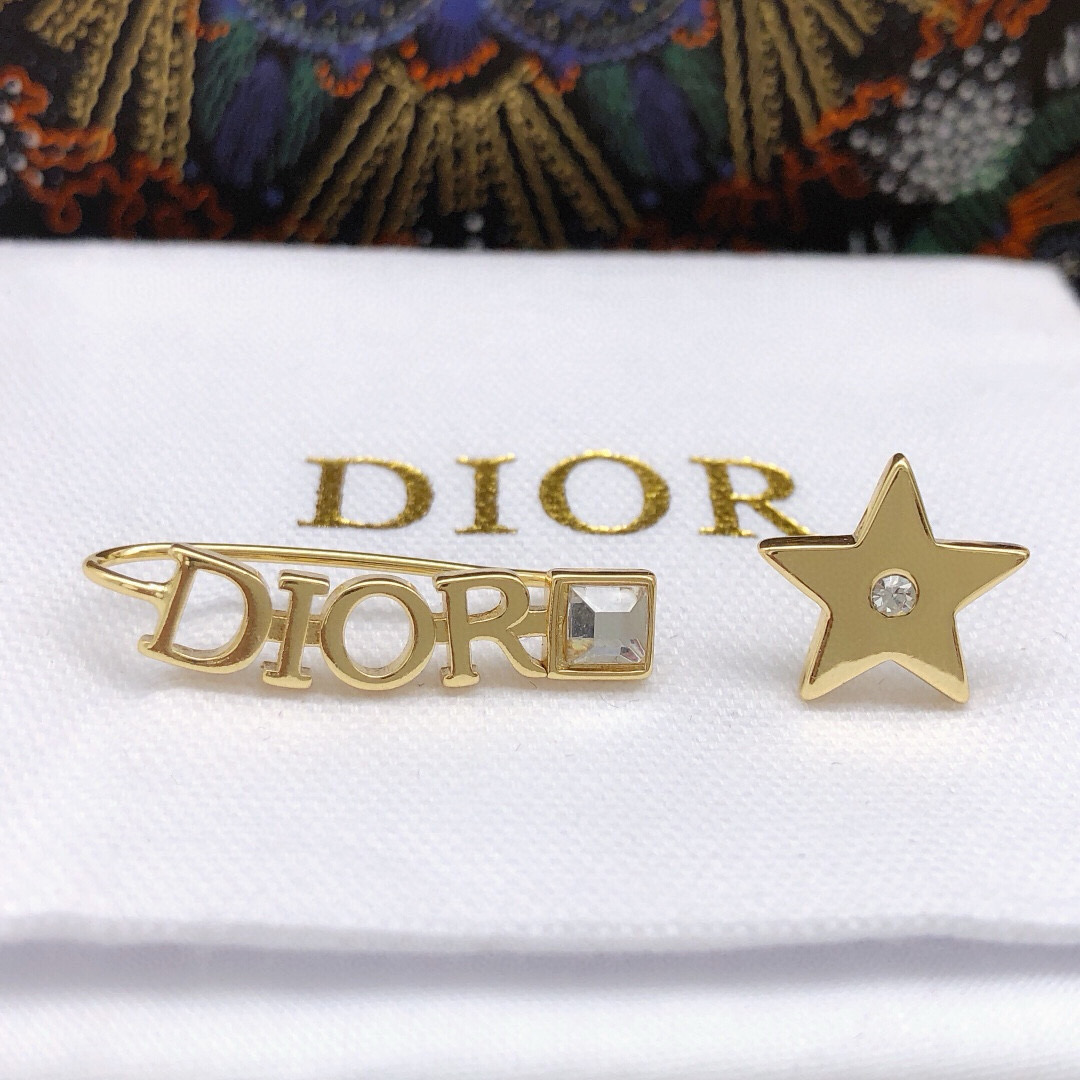 Dior 迪奥 新品 DIOR镶钻星星不对称耳钉 高端品质 1:1开模 同黄铜材质 高级925银针防过敏处理