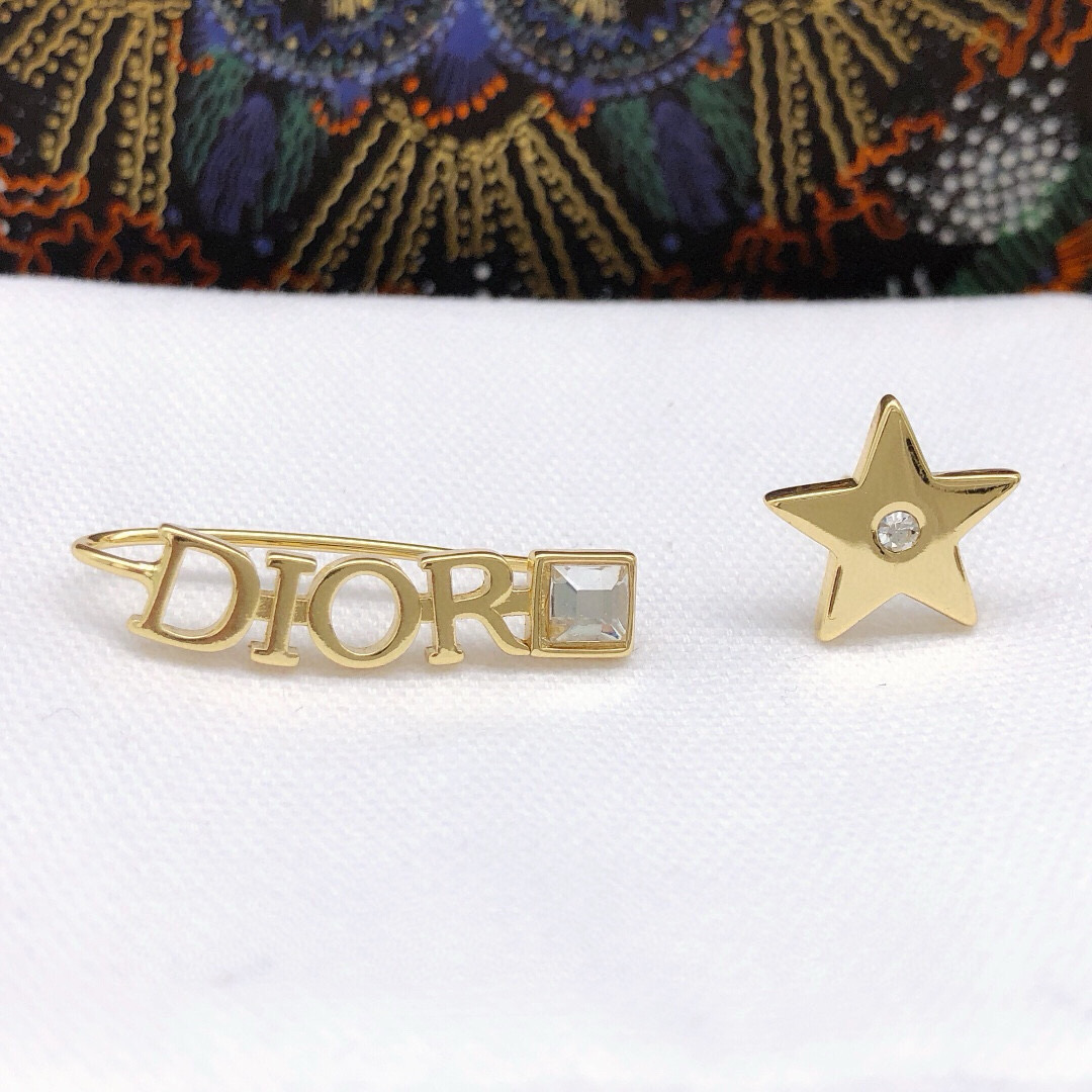 Dior 迪奥 新品 DIOR镶钻星星不对称耳钉 高端品质 1:1开模 同黄铜材质 高级925银针防过敏处理