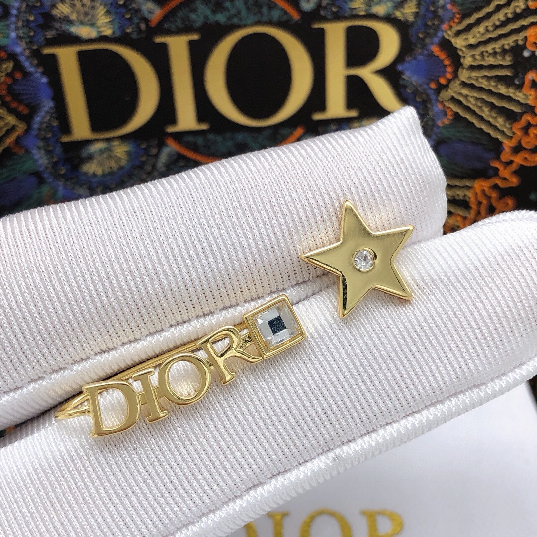 Dior 迪奥 新品 DIOR镶钻星星不对称耳钉 高端品质 1:1开模 同黄铜材质 高级925银针防过敏处理