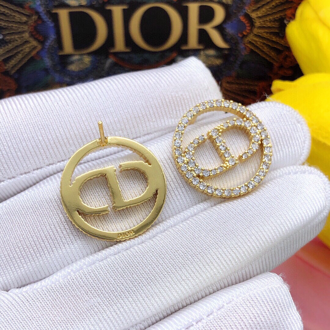 Dior 迪奥DIOR 新品 圆形CD微镶钻耳钉 高端品质 1:1开模 同黄铜材质 高级925银针防过敏处理