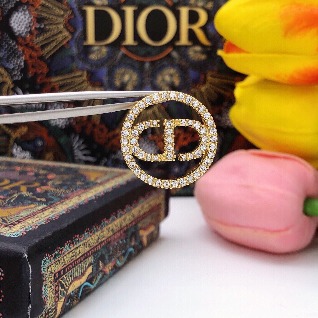 Dior 迪奥DIOR 新品 圆形CD微镶钻耳钉 高端品质 1:1开模 同黄铜材质 高级925银针防过敏处理