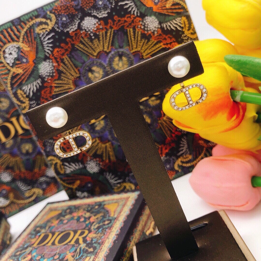 Dior 迪奥DIOR 新品 微镶钻CD珍珠耳钉 高端品质 1:1开模 同黄铜材质 高级925银针防过敏处理